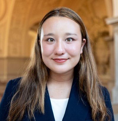 Fotografía de la Comisionada de Juventud, Camryn Marlow, en el Ayuntamiento.
