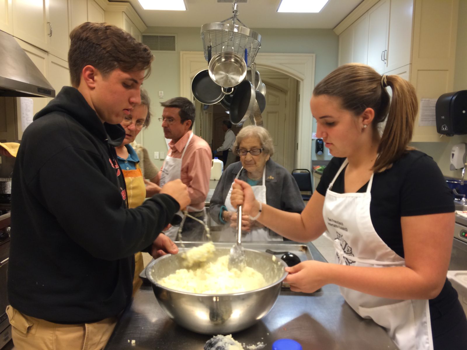 Mga boluntaryong naghahanda ng pagkain sa San Francisco Interfaith Winter Shelter Program