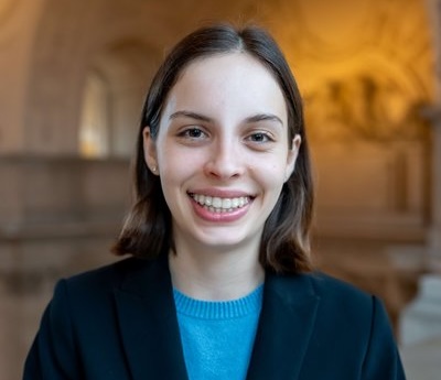 Fotografía del Comisionado de la Juventud, Harper Fortgang, en el Ayuntamiento.
