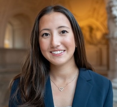 Fotografía de la Comisionada de la Juventud, Evelyn Conboy, en el Ayuntamiento.