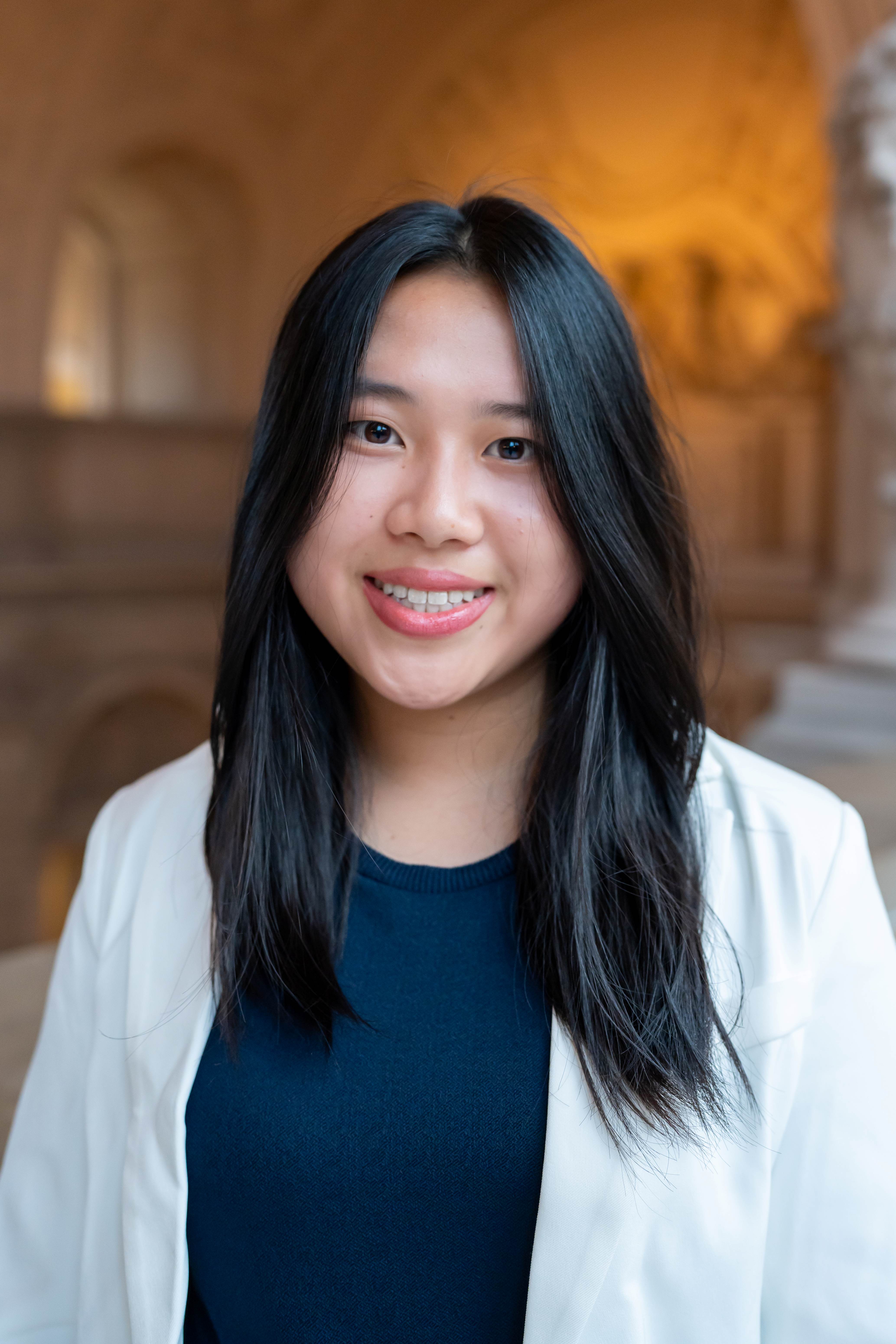 Fotografía de la Comisionada de la Juventud, Emily Yang, en el Ayuntamiento.