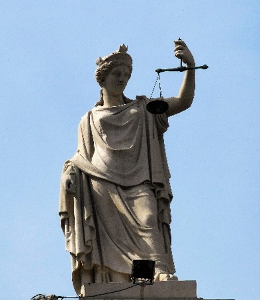 Picture of statue of Justice holding scales