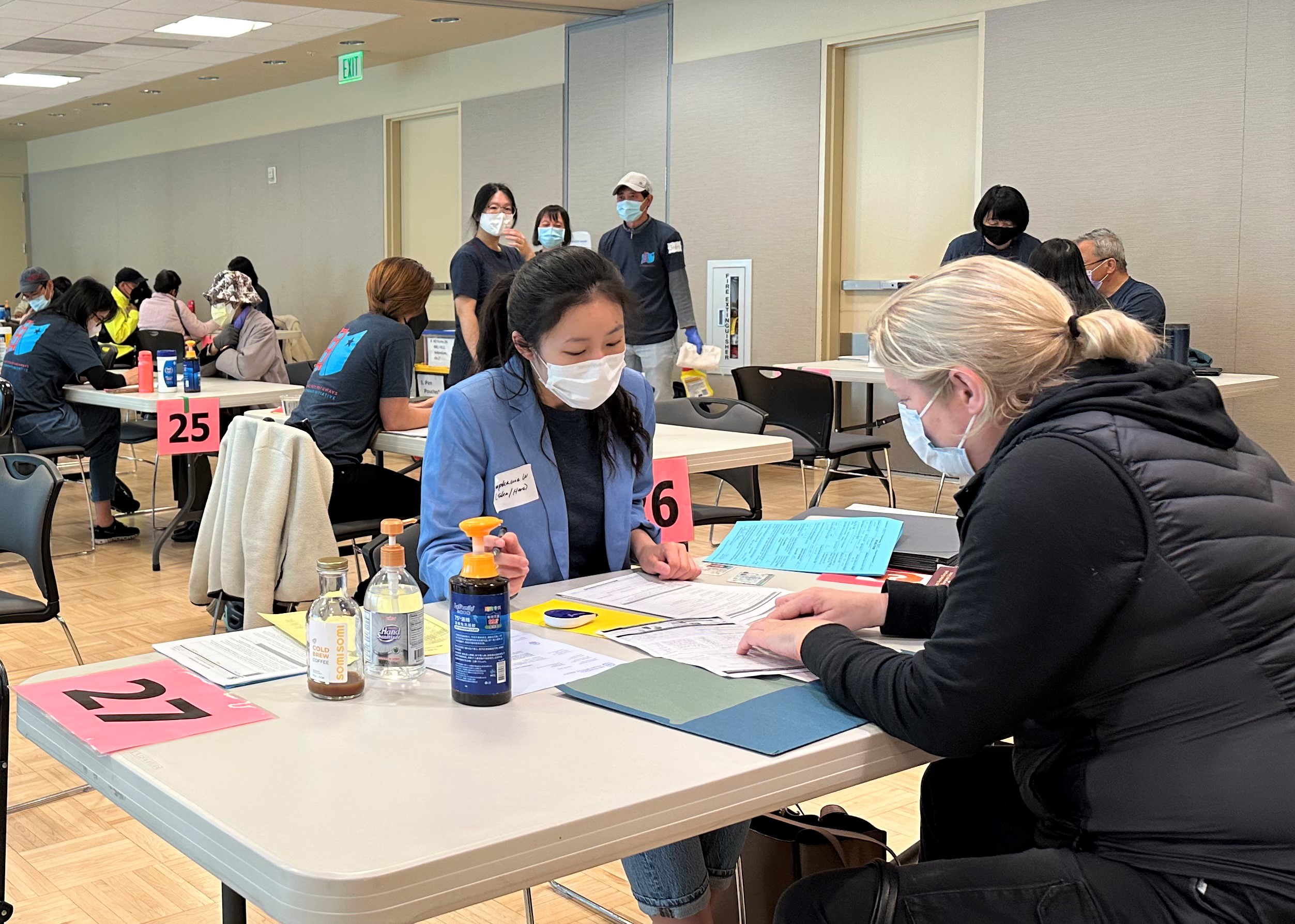SFPCI volunteer helps workshop participant fill out the citizenship application