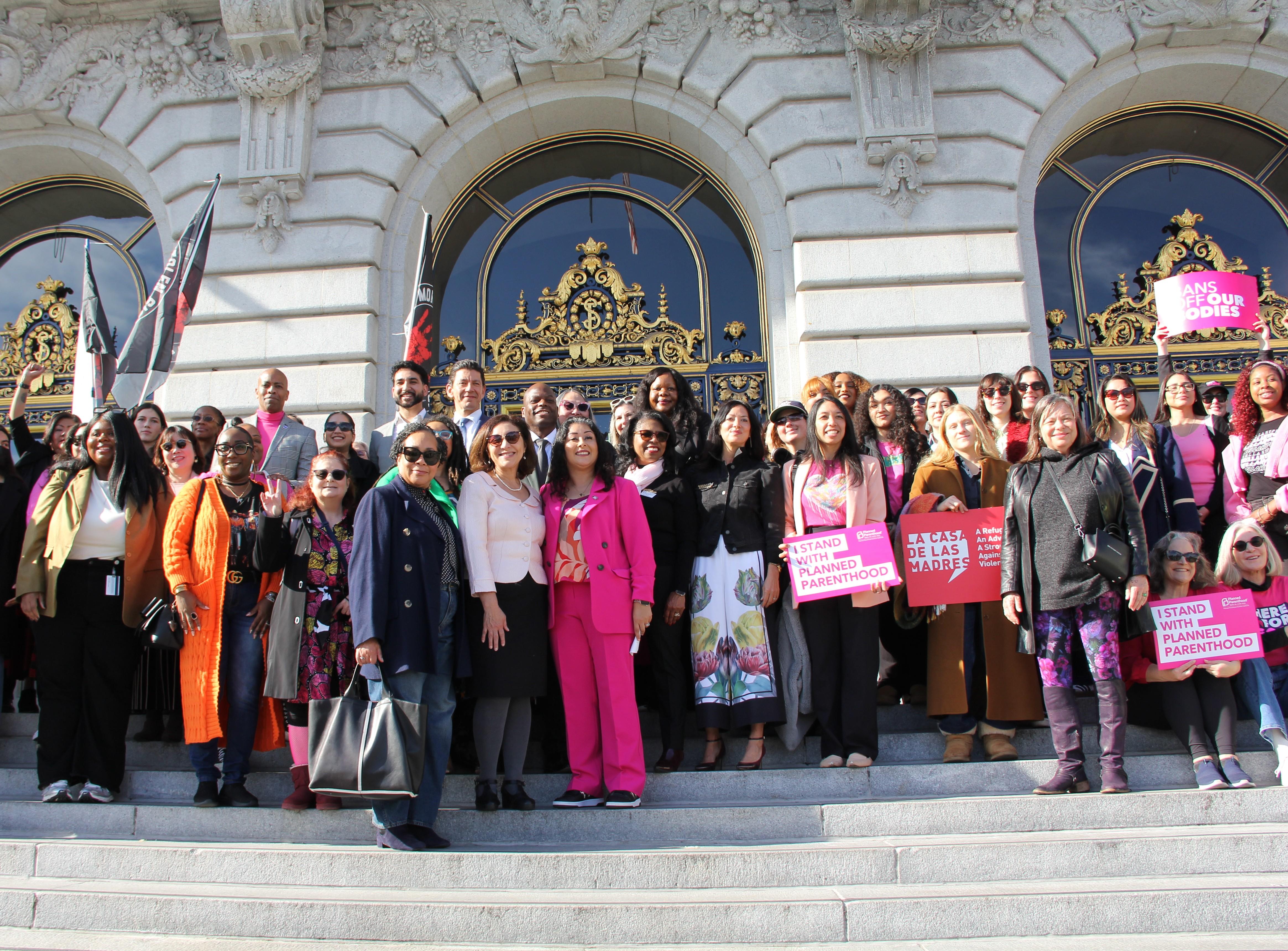 在羅訴韋德案週年紀念日當天，人們參加了生殖正義集會。在市政廳台階上拍攝的一張照片顯示，不同膚色的男女身著色彩鮮豔的服裝，有些人揮舞著原住民旗幟或支持計劃生育協會的標語。