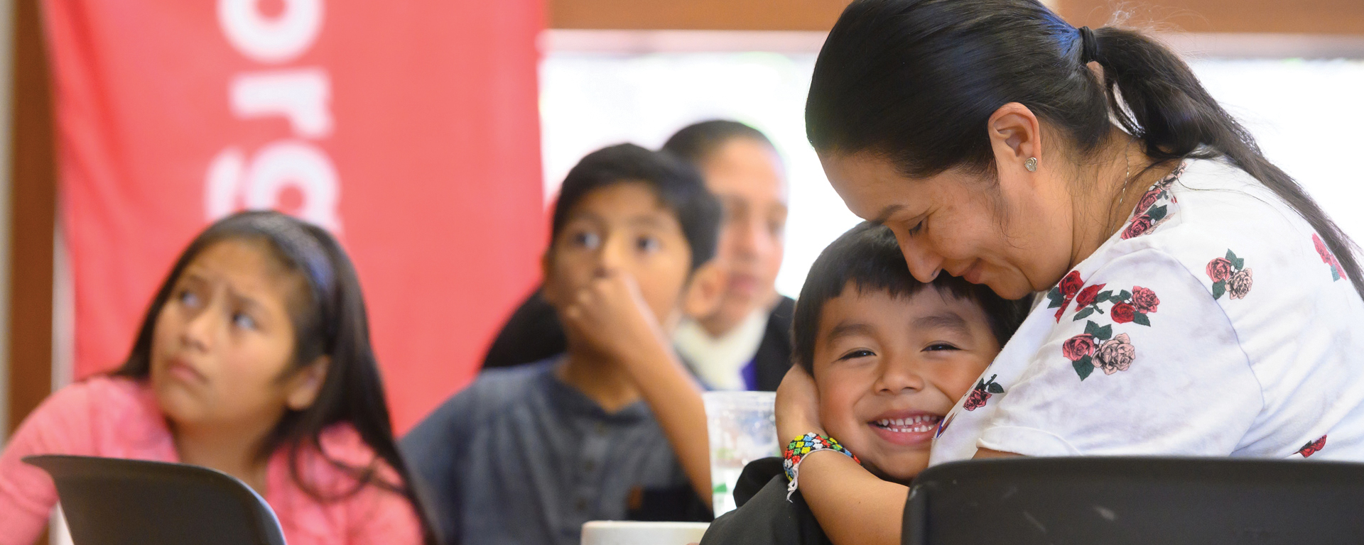 母子擁抱微笑