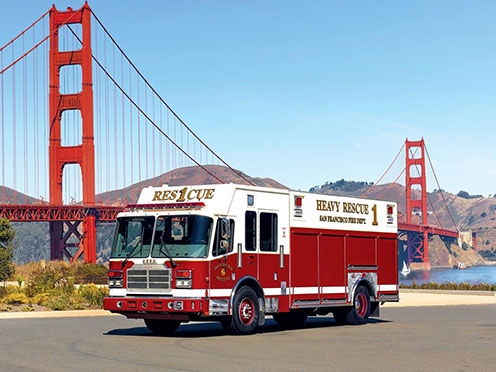 Xe cứu hỏa San Francisco và cầu Cổng Vàng ở phía sau.