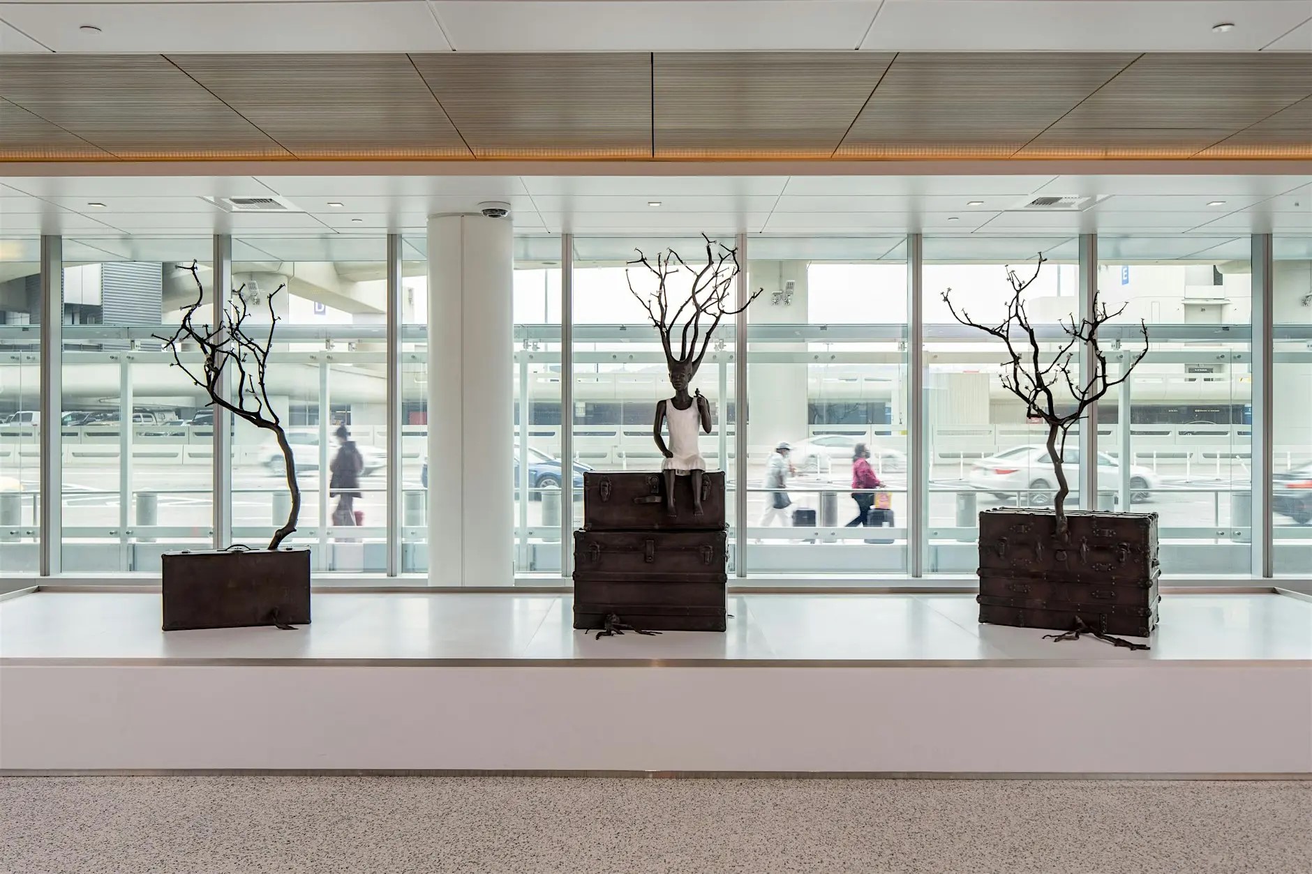 Tác phẩm gồm ba tác phẩm điêu khắc, mang tên "Flourish," năm 2021, của Alison Saar, làm bằng thép không gỉ, lớp phủ giả cổ và sơn. Thuộc bộ sưu tập của Thành phố và Quận San Francisco. Ảnh do Bảo tàng SFO cung cấp.