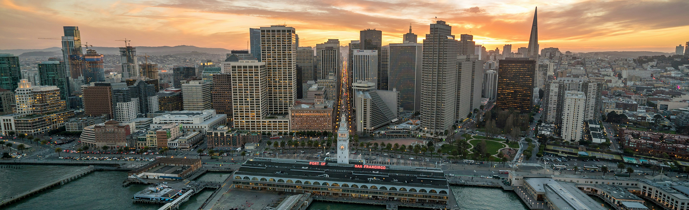 Toàn cảnh thành phố San Francisco nhìn về phía tòa nhà Ferry Building.